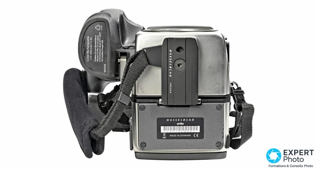 Hasselblad H4D-40 vue arrière, batterie Li-ion partiellement éjectée, étiquette MADE IN DENMARK visible en bas