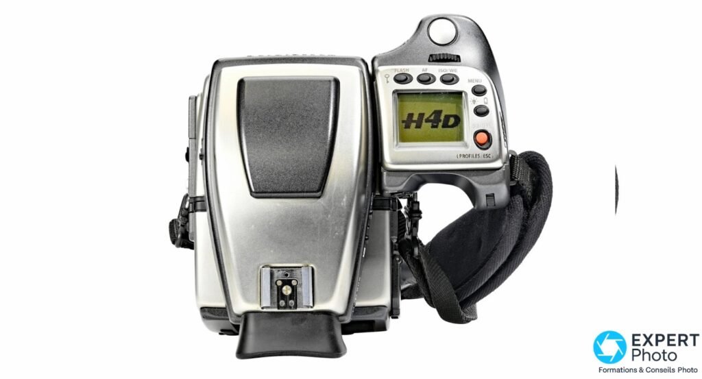 Hasselblad H4D-40 vue de dessus, écran LCD affichant H4D, boutons FLASH AF ISO WB MENU visibles, sabot flash en bas