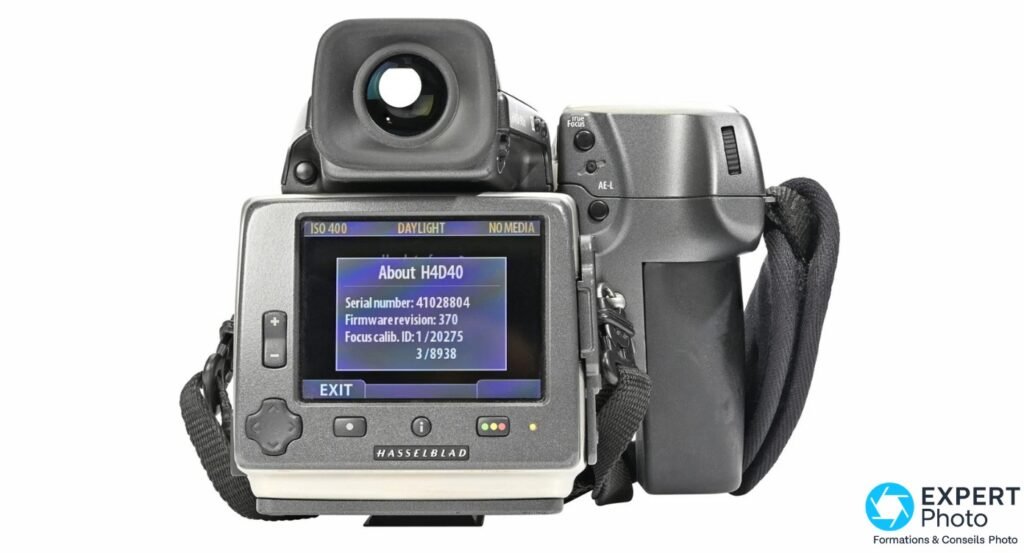 Hasselblad H4D-40 écran LCD arrière allumé affichant menu About H4D40 avec numéro de série et révision firmware