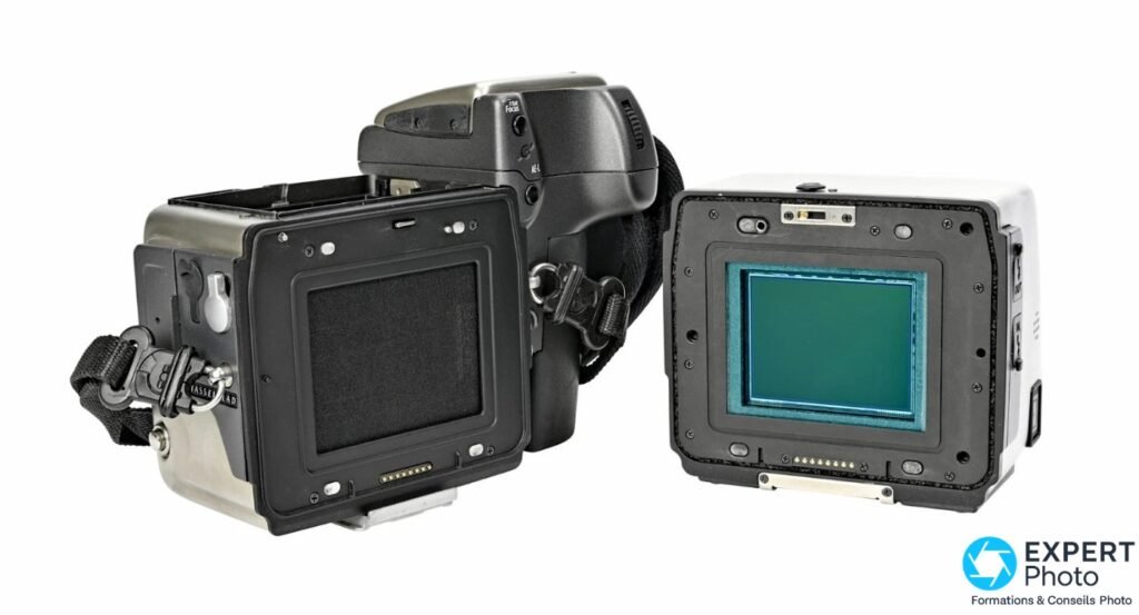 Hasselblad H4D-40 boîtier interface dos ouverte et dos numérique séparé montrant capteur CCD vert-cyan