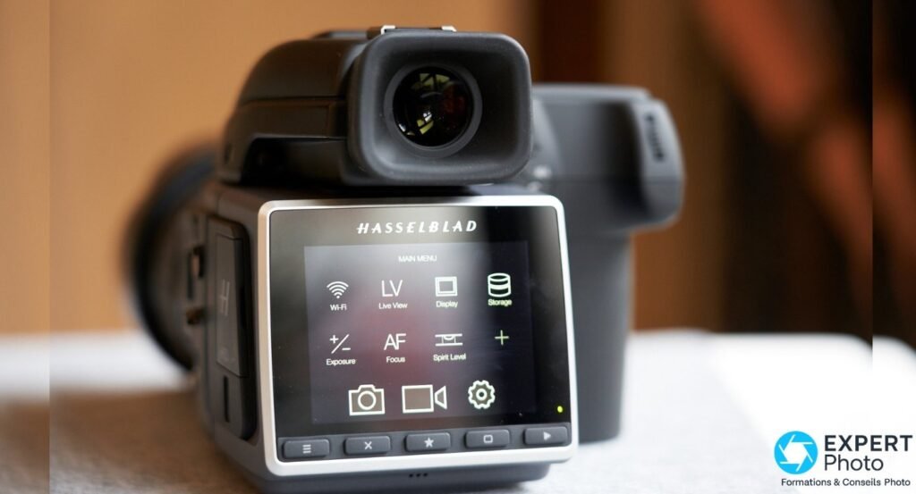 Dos du Hasselblad H6D-400c MS : ecran tactile sur le menu principal et viseur prismatique a oeilleton