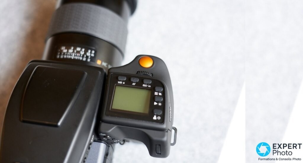 Poignee du Hasselblad H6D-400c MS : bouton orange, ecran LCD superieur et touches WB, AF et ISO