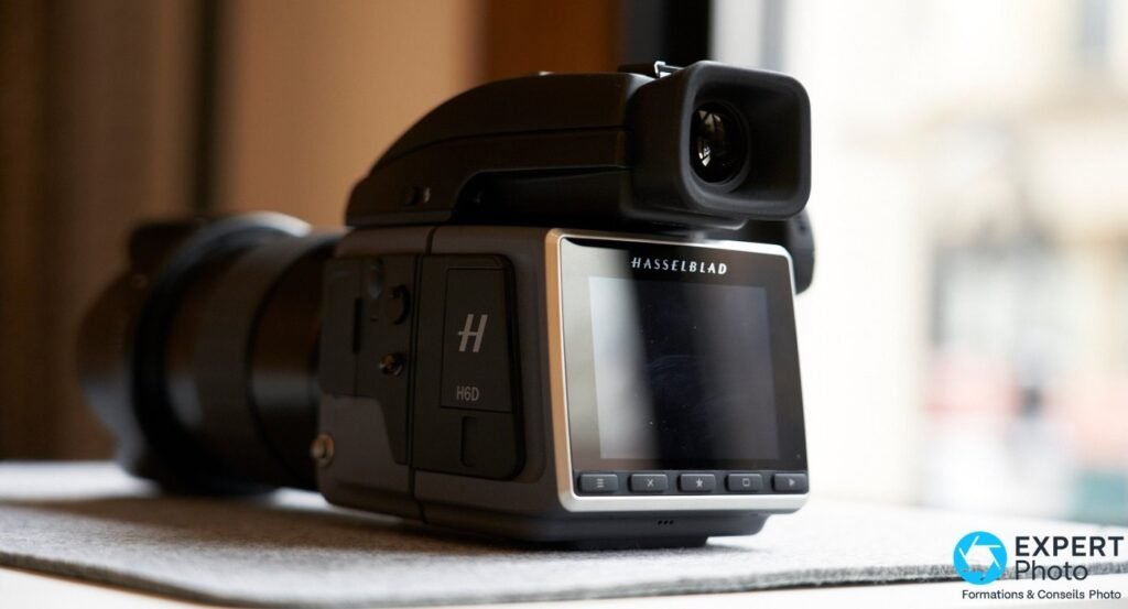 Arriere du Hasselblad H6D-400c MS : grand ecran a cadre argente, logo H, viseur et rangee de touches