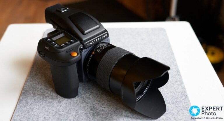 Hasselblad H6D-400c MS : un moyen format 400 MP réservé au studio fixe Boitier Hasselblad H6D-400c MS noir et objectif HC 50 mm II a pare-soleil petale, pose sur un tapis gris