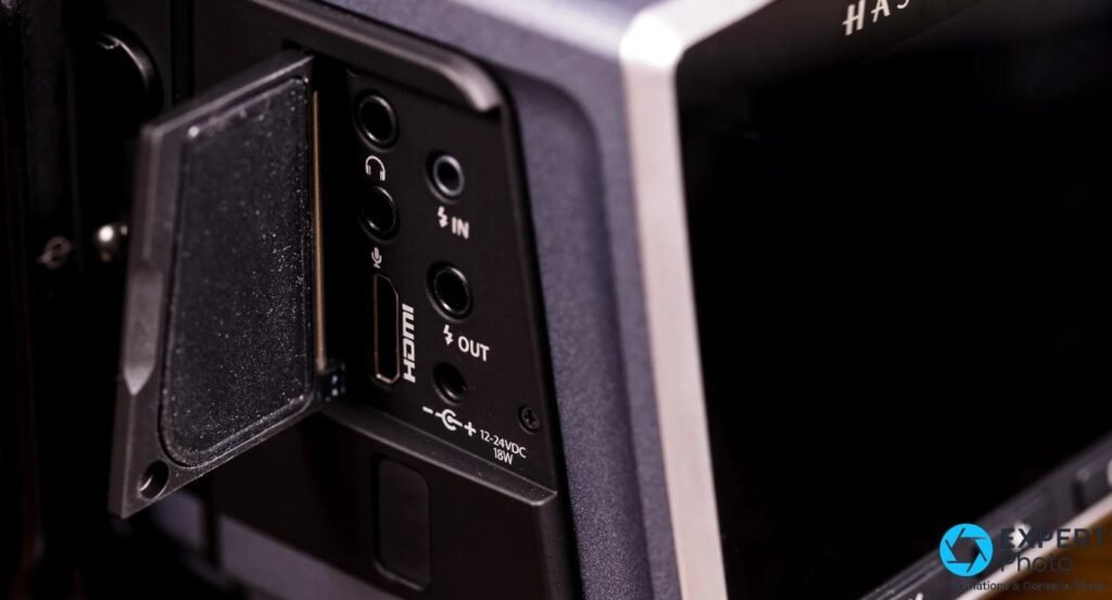 
Connectique laterale du Hasselblad H6D-50c : prises casque, micro, HDMI, flash IN/OUT et alimentation