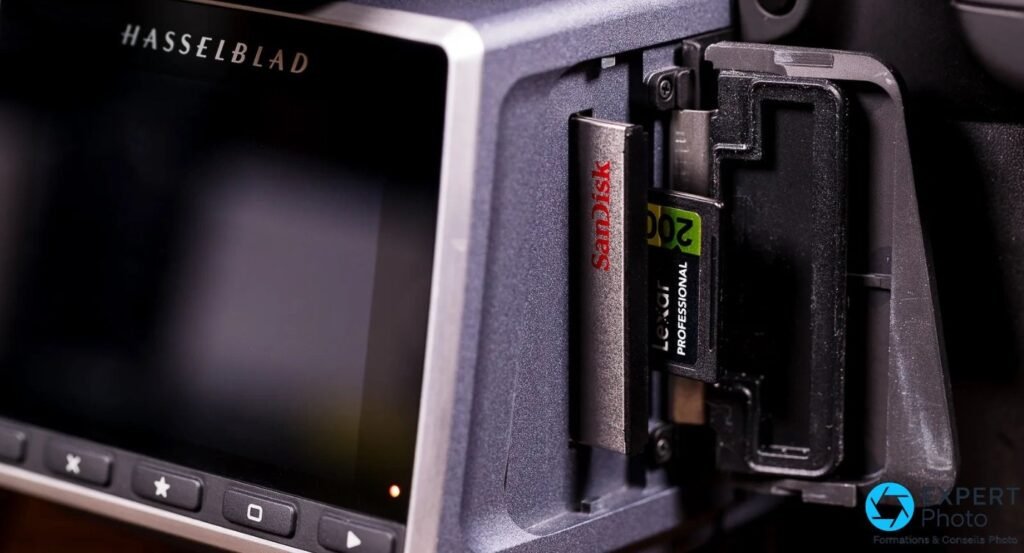 Logement deux cartes du Hasselblad H6D-50c, carte CFast SanDisk et carte SD Lexar Professional, trappe ouverte