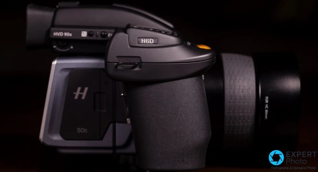 Hasselblad H6D-50c de profil, dos marque 50c, viseur HVD 90x et objectif HC 80 mm, fond sombre