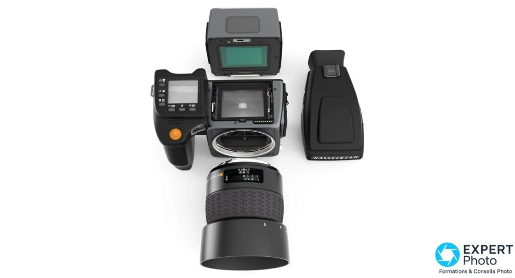 
Hasselblad H6D-50c demonte sur fond blanc : dos numerique, poignee, viseur et objectif poses separement