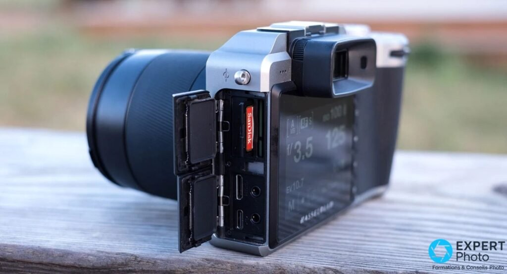  Hasselblad X1D-50c, trappe latérale ouverte, carte SanDisk et ports USB-C visibles, écran de réglages