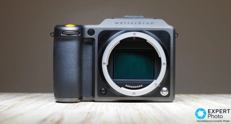 Hasselblad X1D II de face, monture X ouverte sans objectif, capteur moyen format et contacts électroniques visibles