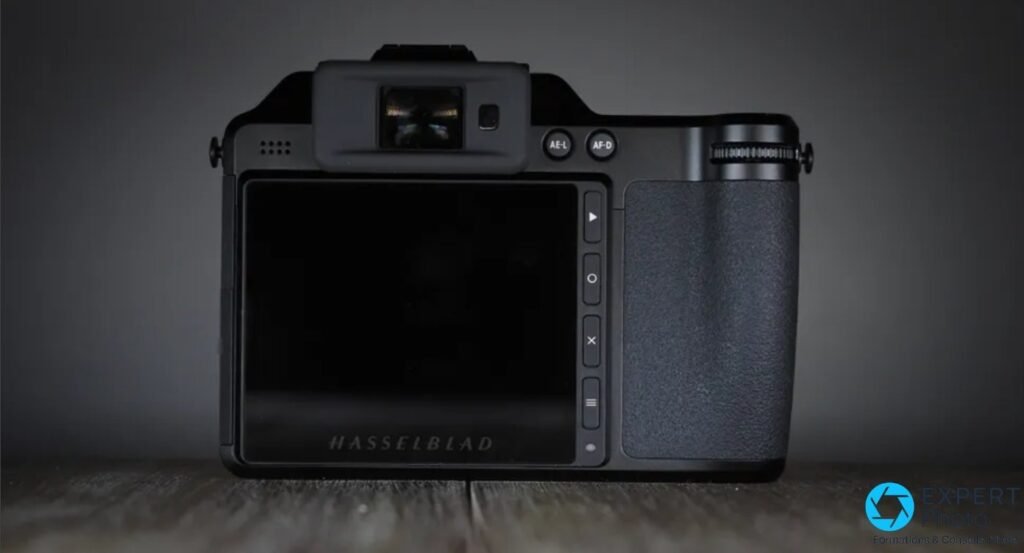Dos du Hasselblad X2D 100C : grand écran, viseur, boutons AE-L et AF-D, poignée texturée à droite.