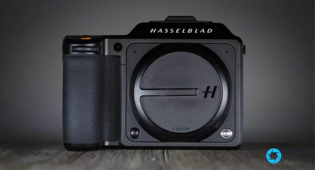 Face avant du Hasselblad X2D 100C avec bouchon de boîtier marqué H et X System, poignée à gauche.