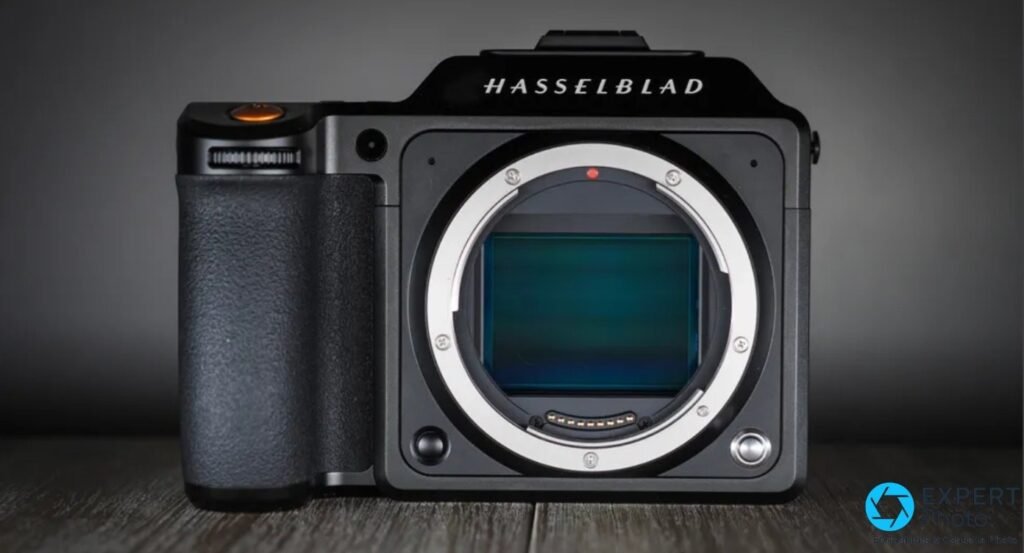 Hasselblad X2D 100C de face sans objectif : capteur moyen format et monture XCD visibles. 