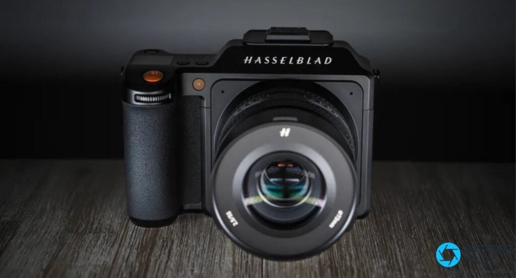 Hasselblad X2D 100C de face avec objectif XCD monté, élément frontal et grip apparents.