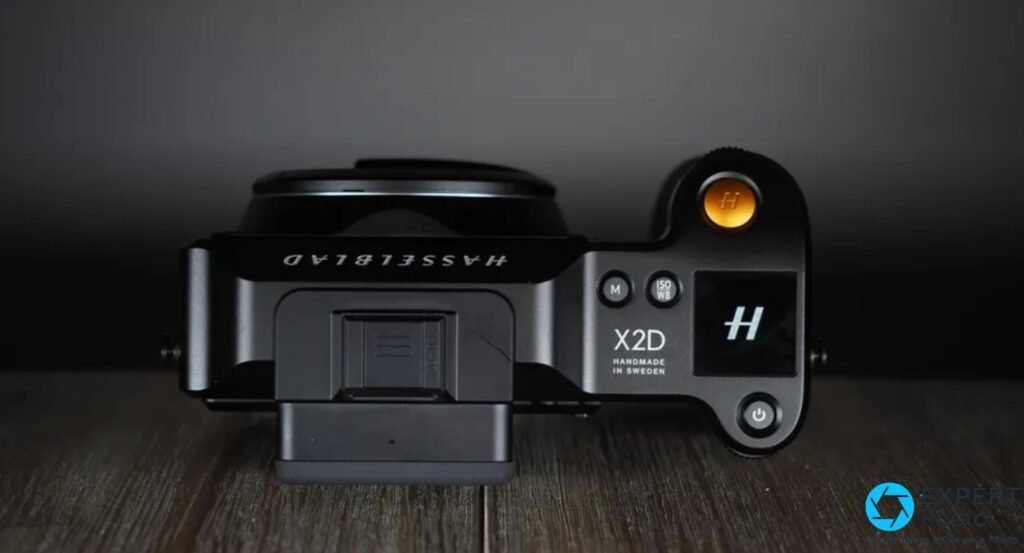 Dessus du Hasselblad X2D 100C : écran de contrôle, boutons M et ISO/WB, déclencheur orange.