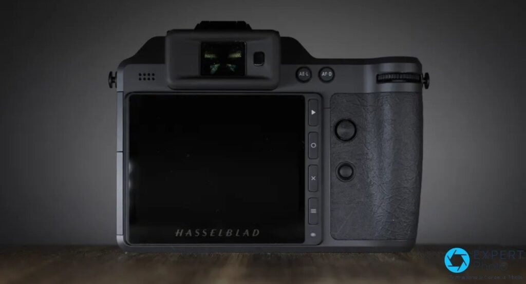 Dos du Hasselblad X2D II 100C : grand ecran eteint, viseur electronique, boutons AE-L et AF-D, poignee texturee. 