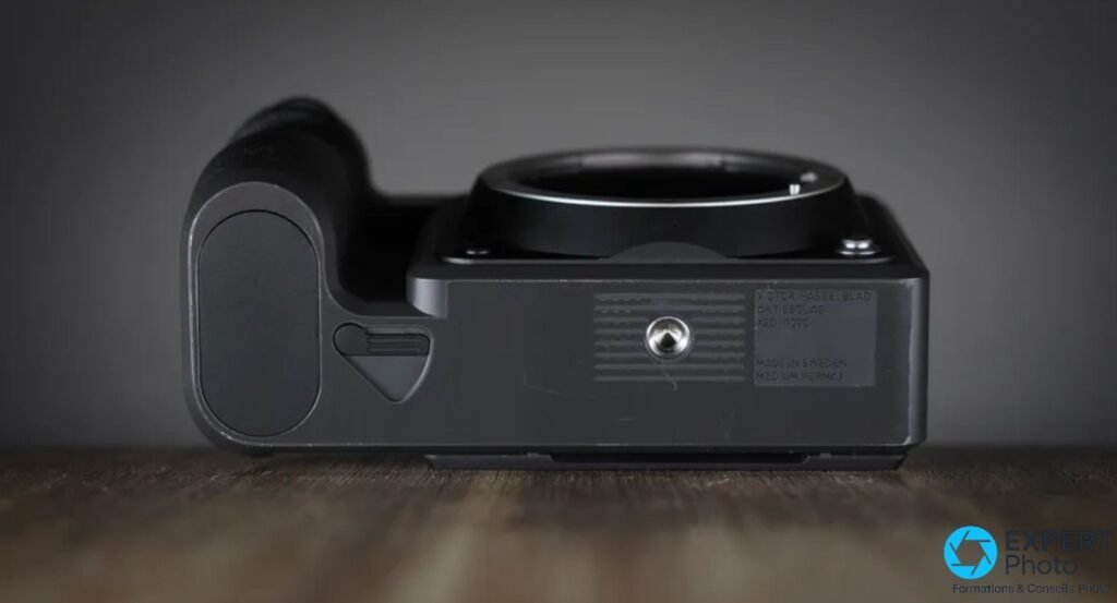 Dessous du Hasselblad X2D II 100C : filetage trepied metallique, trappe de batterie et gravure Made in Sweden Medium Format.