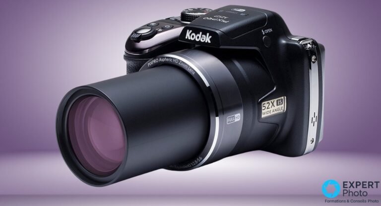 Bridge Kodak PIXPRO AZ527 noir, trois quarts avant, objectif zoom déployé, mentions 52X IS et Full HD, fond violet