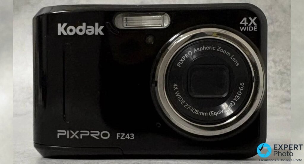Face avant du Kodak PIXPRO FZ43 noir : flash, logo Kodak et objectif PIXPRO 4X WIDE 27-108 mm