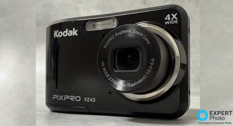 Kodak PIXPRO FZ43 : un compact simple à n’acheter que moins cher que le FZ45 Compact noir Kodak PIXPRO FZ43 de trois quarts avant, objectif PIXPRO 4X WIDE 27-108 mm rétracté