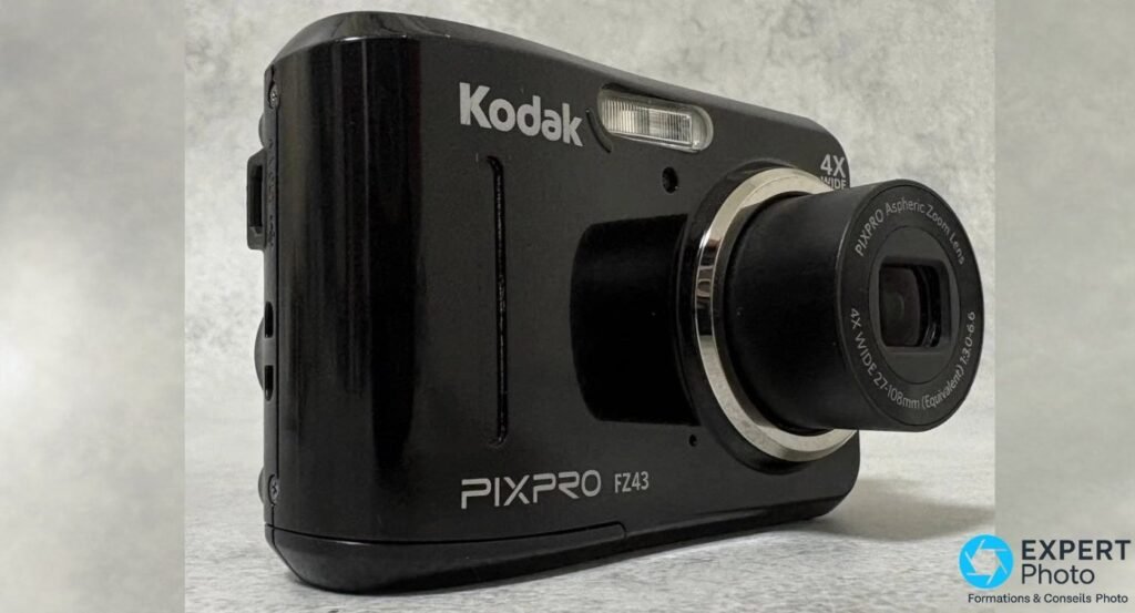 Kodak PIXPRO FZ43 noir de trois quarts, objectif zoom deploye vers l'avant, anneau chrome et flash