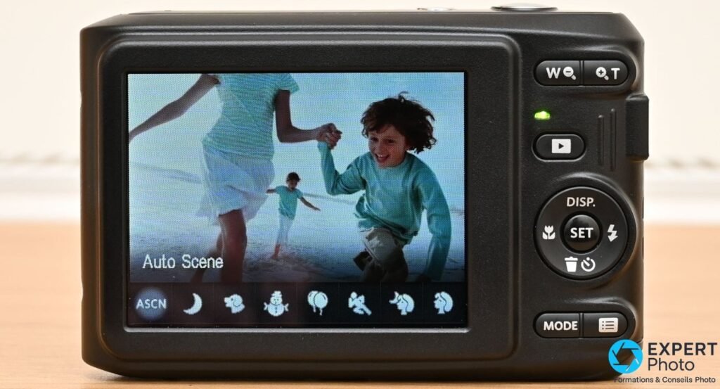 Dos du Kodak Pixpro FZ45, écran LCD montrant une scène de plage en mode Auto Scene, boutons zoom et menu
