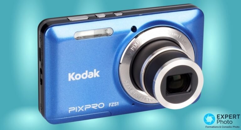 Kodak PIXPRO FZ51 bleu de trois quarts avant, objectif zoom déployé, logos Kodak et PIXPRO FZ51