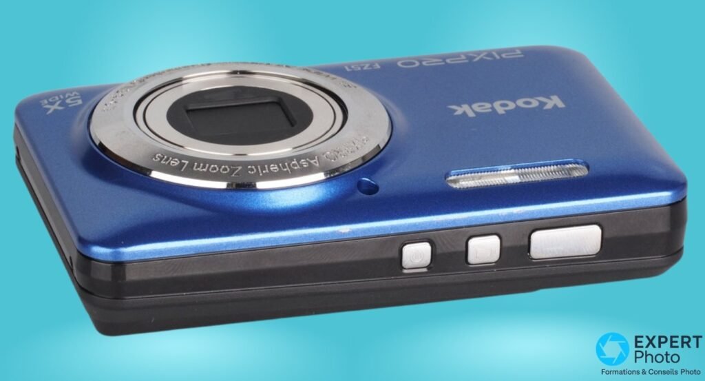 Kodak PIXPRO FZ51 bleu en plongée, tranche supérieure avec trois boutons, objectif rétracté