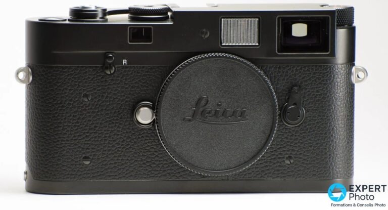 Boîtier Leica M-A noir vu de face, bouchon de boîtier gravé Leica monté, sans objectif, sur fond clair