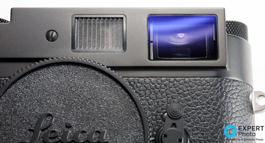 Gros plan du capot Leica M-A : fenêtre d'éclairage des cadres et fenêtre du viseur télémétrique