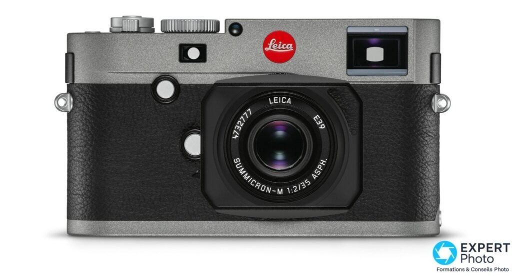 Leica M-E Typ 240 de face avec objectif Leica Summicron-M 1:2/35 ASPH, top gris anthracite, cuir noir, point rouge.