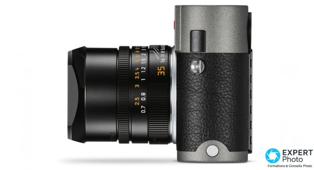 Leica M-E Typ 240, top gris anthracite et cuir noir, profil gauche, objectif noir 35 mm à pare-soleil carré.