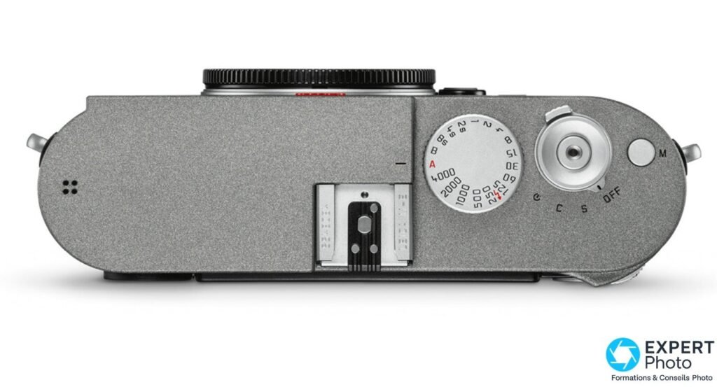 Leica M-E Typ 240 vu de dessus, boîtier nu gris anthracite, molette des vitesses, griffe porte-accessoire, déclencheur.