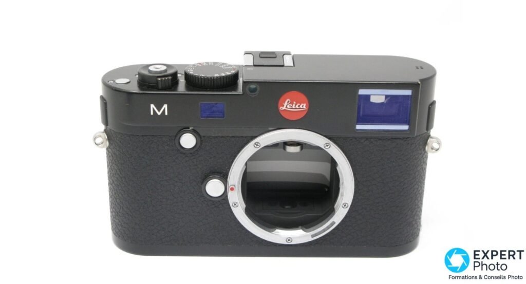 Leica M Typ 240 vu de face, monture M ouverte, fenêtre télémétrique et fenêtre d'éclairage des cadres visibles 