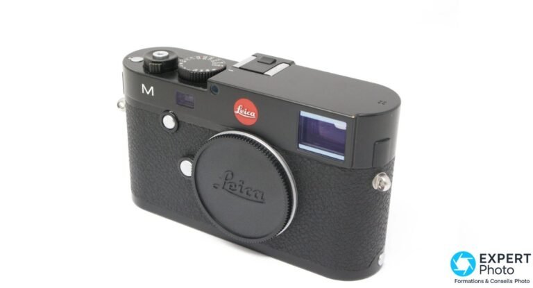 Leica M Typ 240 noir en vue 3/4 face avant, cache de baïonnette portant l'inscription Leica cursive