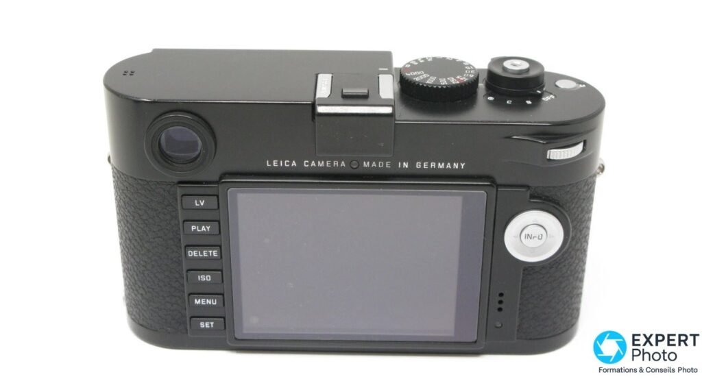 Leica M Typ 240 dos avec écran LCD éteint, viseur télémétrique et boutons LV PLAY DELETE ISO MENU SET