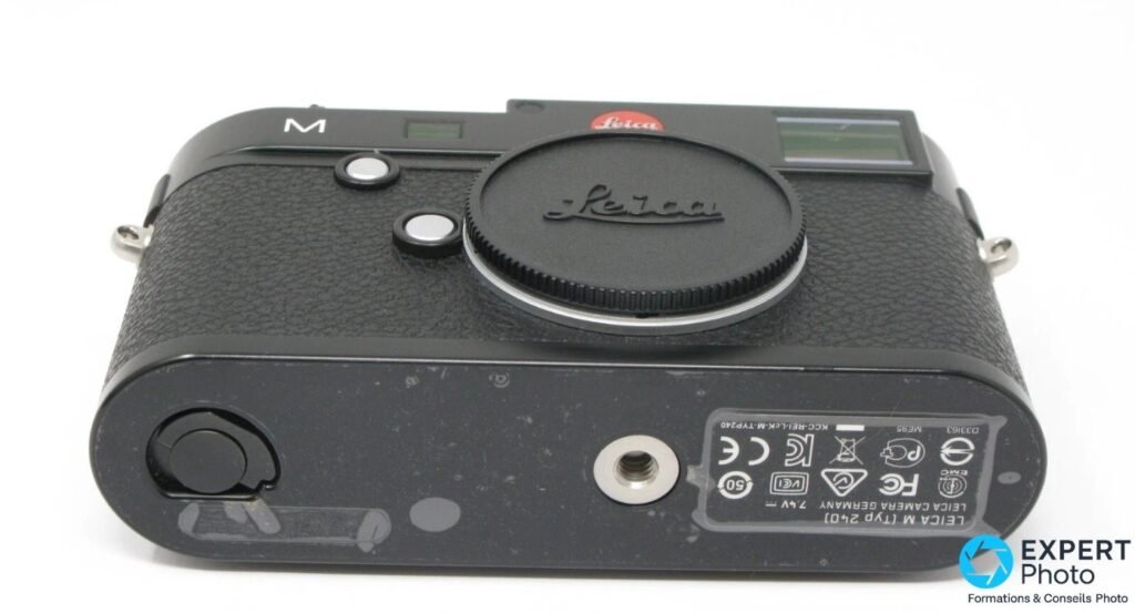 Leica M Typ 240 vu par-dessous, étiquette physique gravée mentionnant LEICA M Typ 240 et logos de certifications