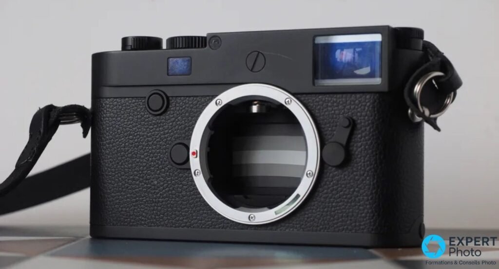 Leica M10 Monochrom sans optique, monture M visible, rideaux d'obturateur et capteur 6-bit apparents. 