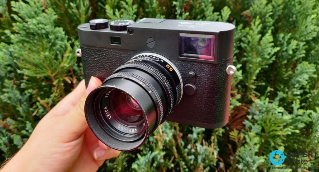 Boîtier Leica M11-D vu de dos sur surface tressée, dos lisse sans écran avec sa molette ISO crantée centrée. 