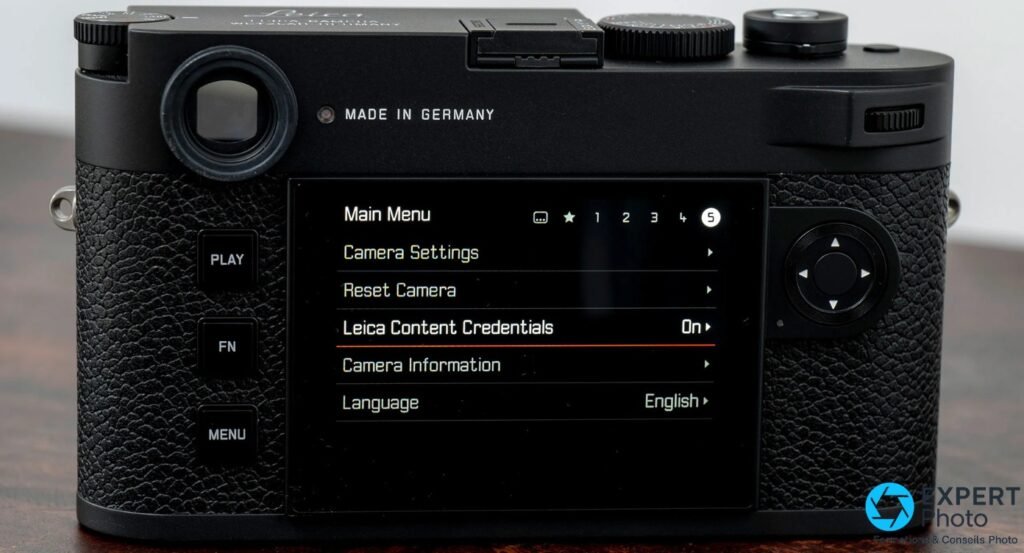 Dos du Leica M11-P avec écran LCD affichant le menu et l'option Leica Content Credentials sur On, boutons PLAY FN MENU visibles
