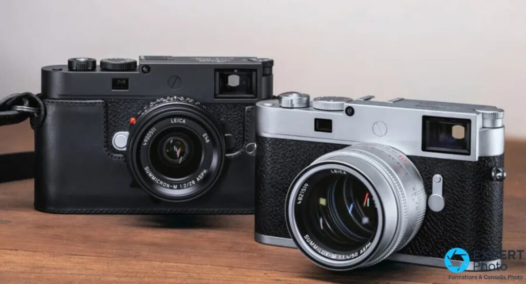 Leica M11-P noir avec Summicron-M 28mm et Leica M11 argenté avec objectif 50mm, posés côte à côte sur bois
