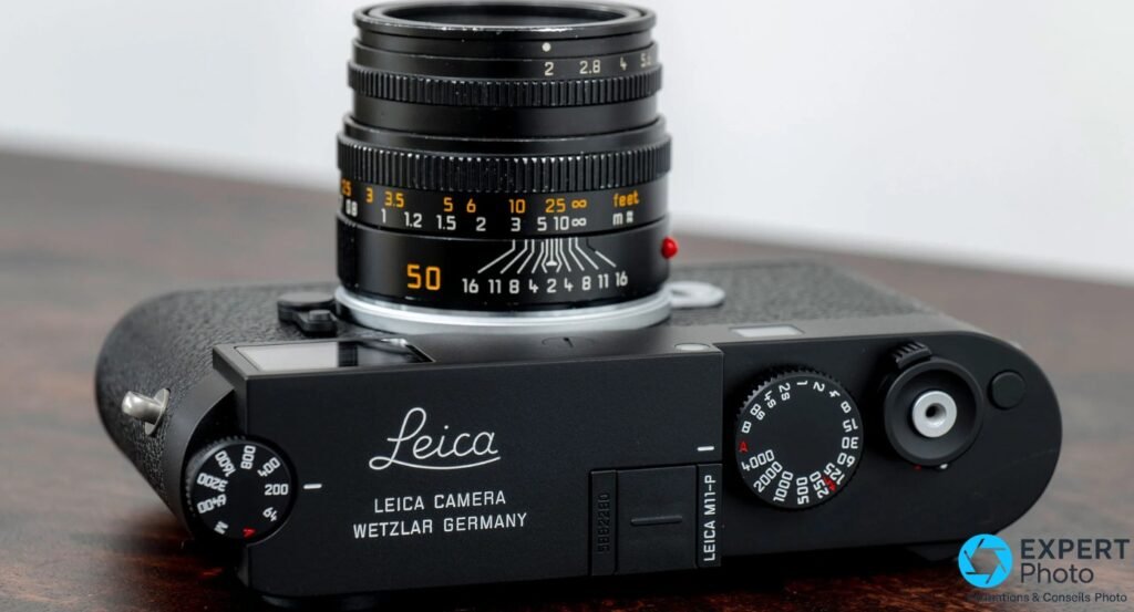 Leica M11-P noir vu de dessus avec objectif 50mm, inscription Leica Camera Wetzlar Germany et molette de vitesses à droite