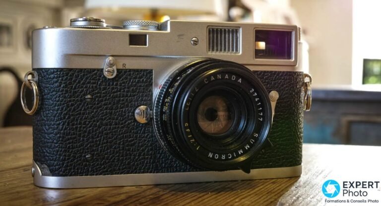 Leica M2 chromé en vue frontale avec objectif Summicron 50 mm f/2 Leitz Canada monté, fenêtres viseur et télémètre visibles.