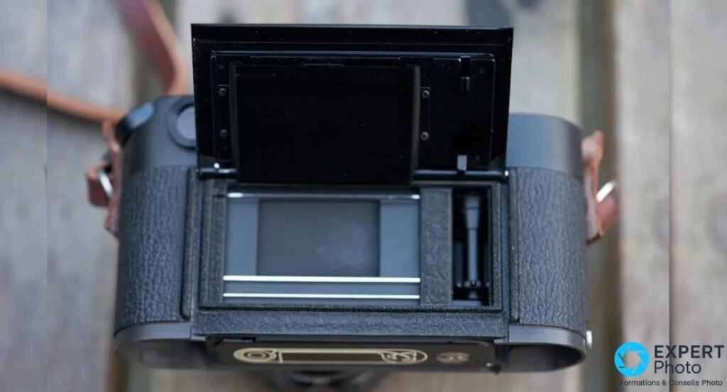 Dos ouvert du Leica M4-2 noir, chambre du film visible avec rideaux d'obturateur et plaque presseur sur le dos rabattable. 