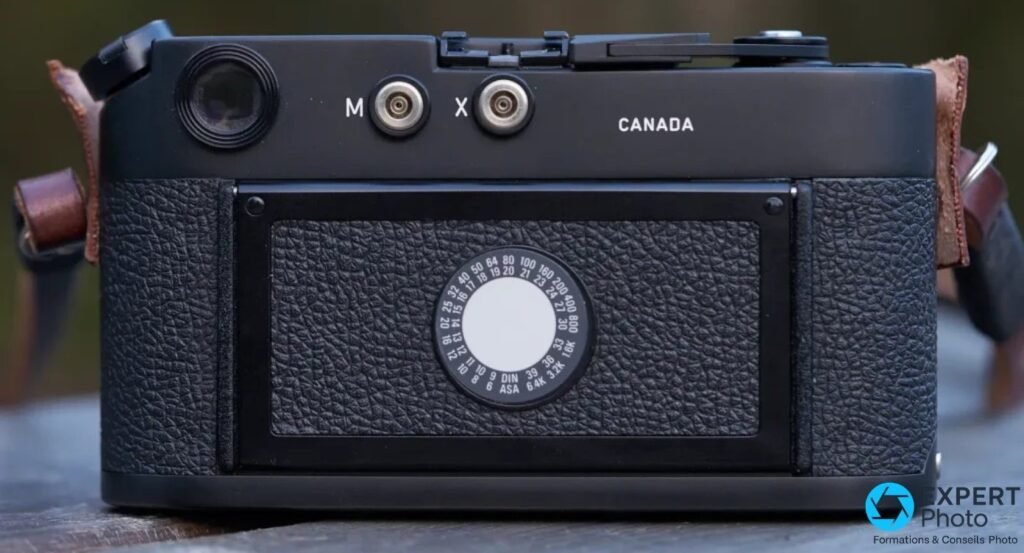 Vue arrière du Leica M4-2 noir avec gravure CANADA, prises de synchro flash M et X et sélecteur ASA DIN.