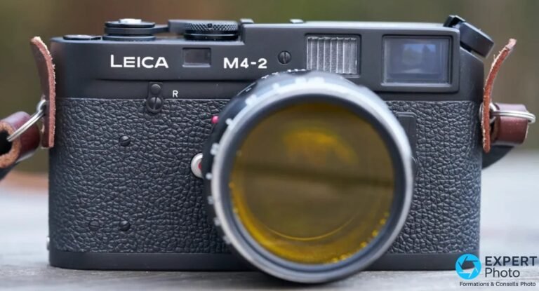 Leica M4-2 noir vu de face avec gravures LEICA et M4-2 lisibles, objectif noir équipé d'un filtre jaune ambré.