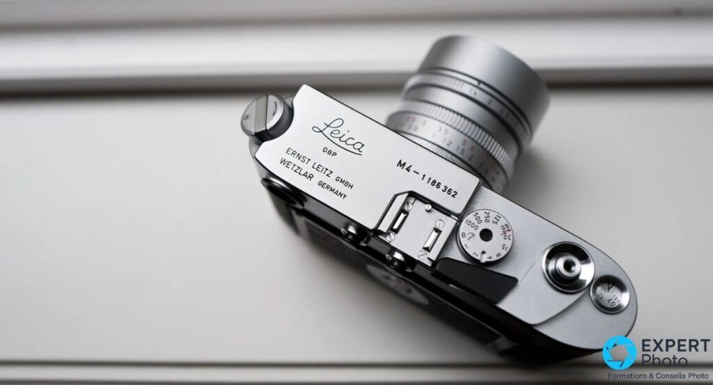 Capot supérieur d'un Leica M4 gravé Ernst Leitz Wetzlar, numéro M4-1186362, molette des vitesses et déclencheur.
