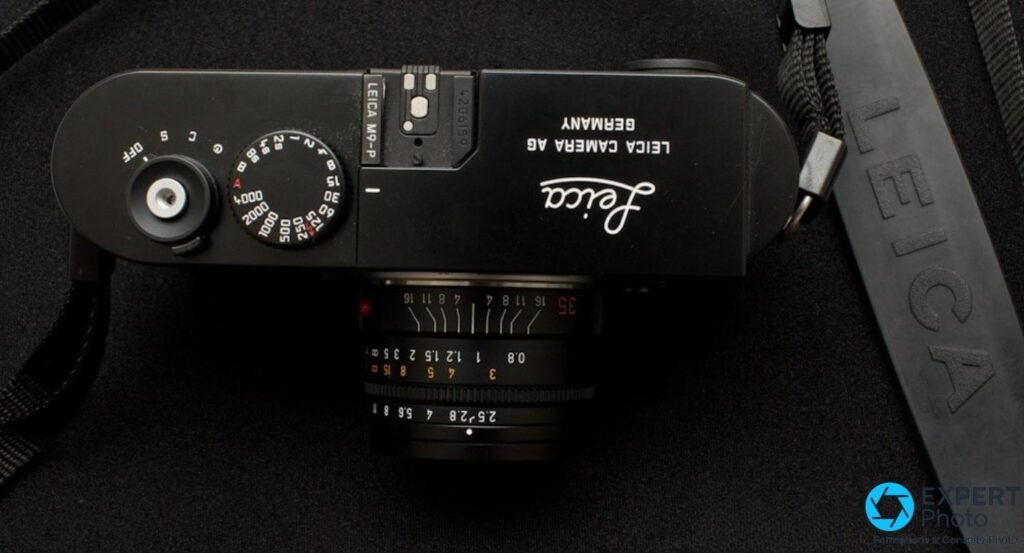 Dessus du Leica M9-P noir, objectif 35 mm monte, gravure Leica M9-P et inscription Leica Camera AG Germany
