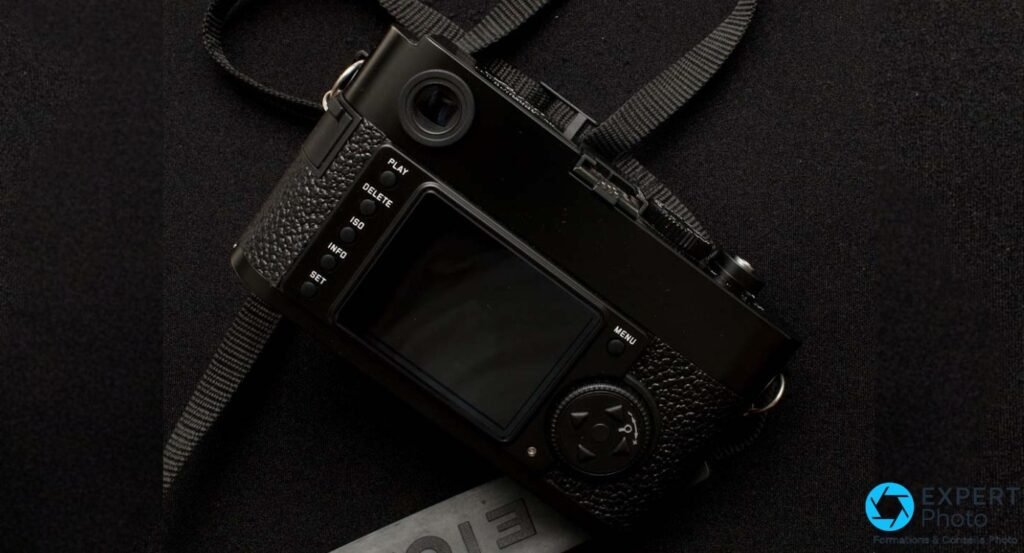 Dos du Leica M9-P noir sur fond noir, ecran arriere, boutons Play Delete ISO Info Set Menu et roue directionnelle