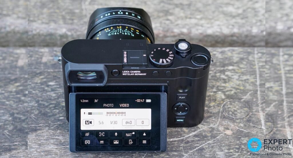 Leica Q3 43 noir, vue arrière, écran basculé bas-angle, interface vidéo M 5.6 1/30, inscription Leica Camera Wetzlar Germany